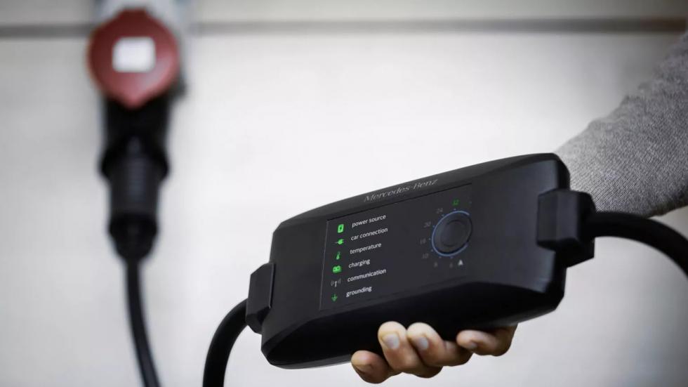 Η Mercedes λανσάρει ένα φορητό wallbox για ηλεκτρικά